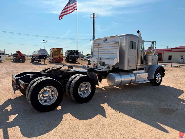 2013-peterbilt-388-image-3