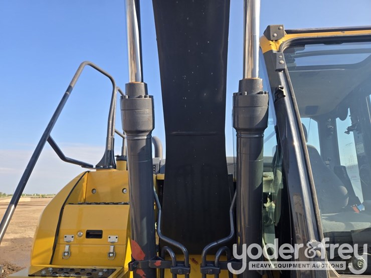 2022-deere-130g-image-38