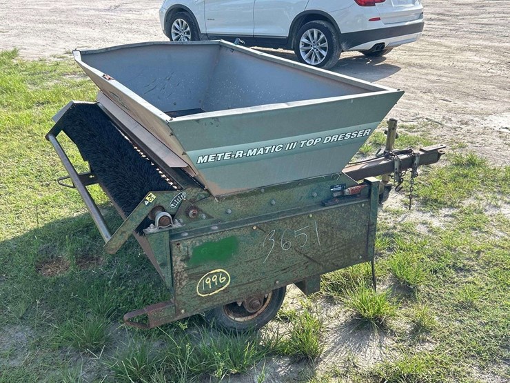 turfco-mete-r-matic-iii-pull-behind-top-dresser-image-3