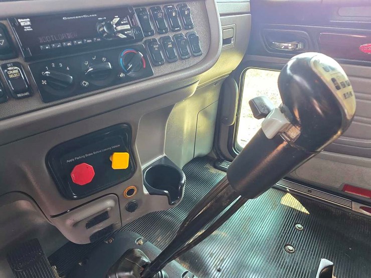 2009-peterbilt-389-image-4