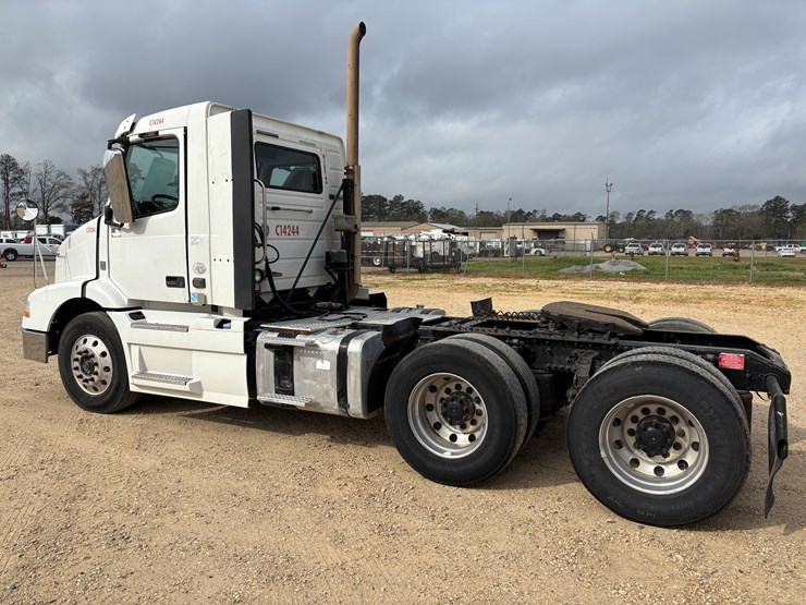 #78680-•-2014-volvo-vnm-truck-tractor-image-3