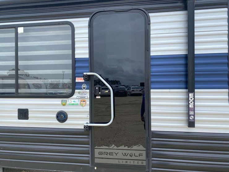 2022-forest-river-cherokee-grey-wolf-26brb-patriotic-edition-32ft.-t/a-travel-trailer-image-6