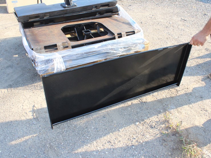 #4009-•-heavy-duty-\ufffd-moon-gusseted-skid-steer-receiver-hitch-image-2