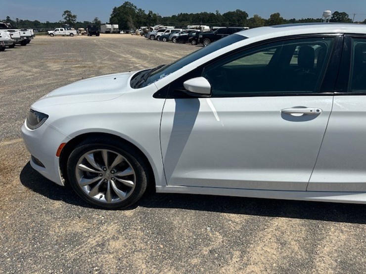 #23052-•-2015-chrysler-200s-image-11