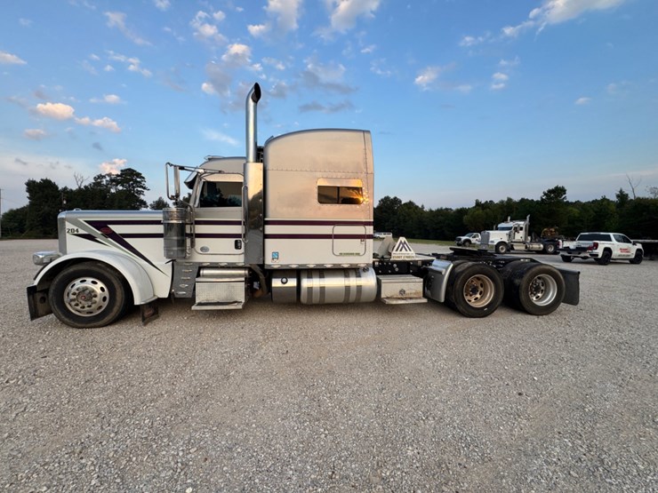 peterbilt-389-image-7