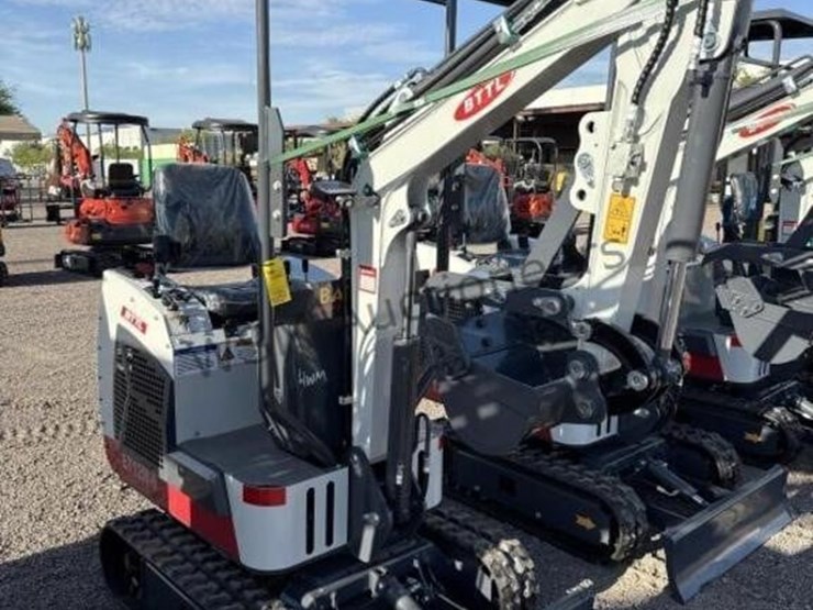 battler-et12m-mini-excavator-image-1
