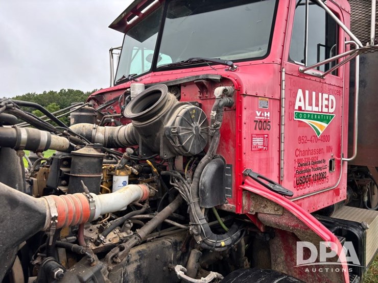 2002-peterbilt-330-image-30