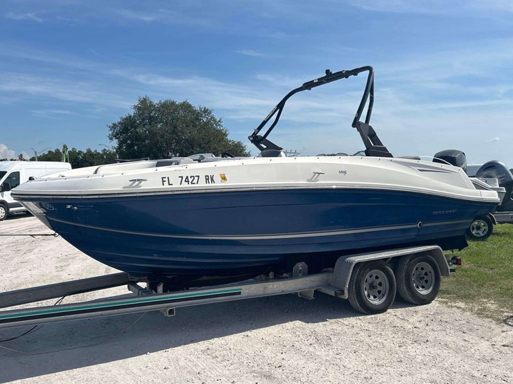 2017-bayliner-vr5-21ft-bowrider-boat-with-29ft-t/a-boat-trailer-image-1