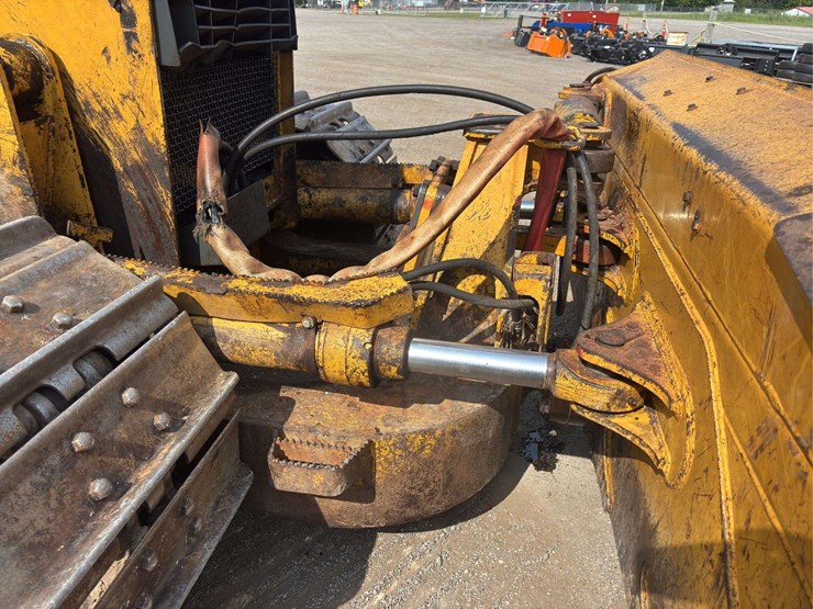 2005-deere-750j-image-14