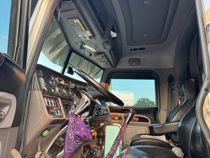 peterbilt-389-image-11