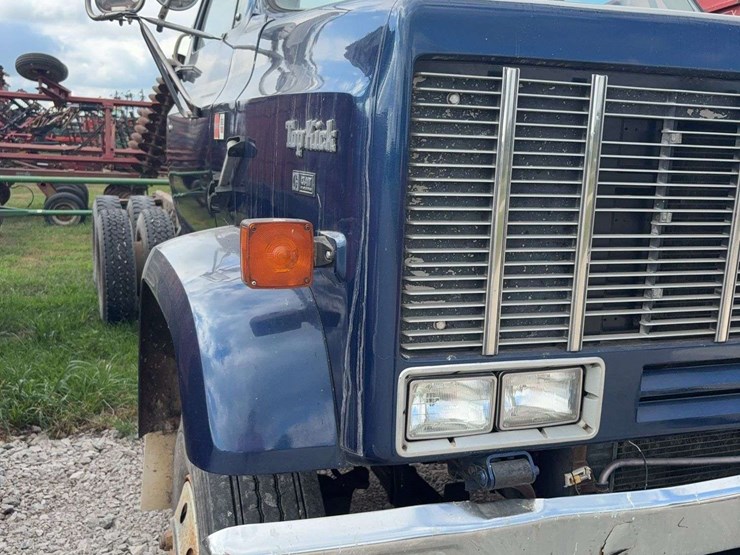 1984-gmc-7000-image-17