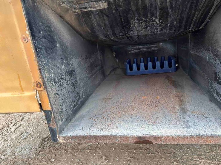 2011-freightliner-m2-image-18