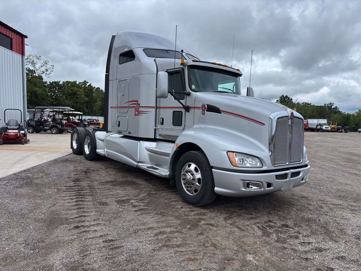 2013-kenworth-t660-image-2