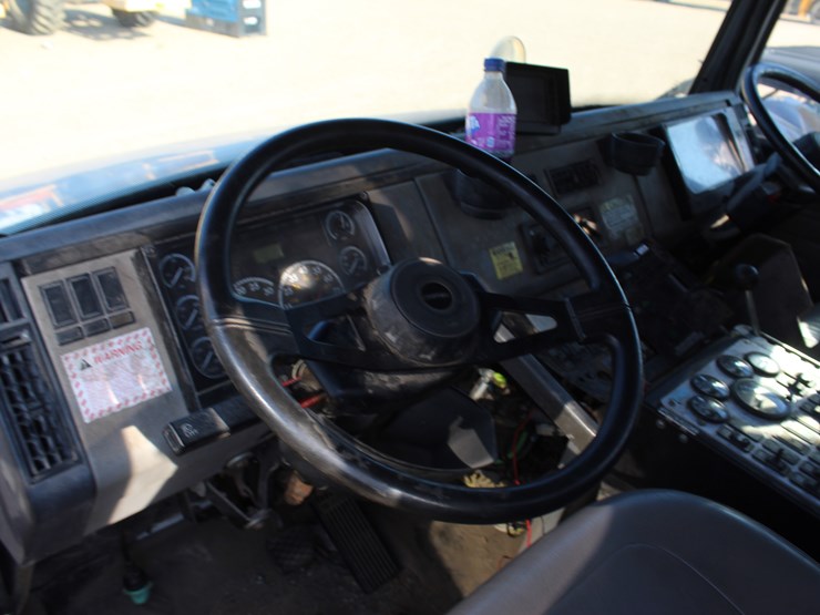 2005-freightliner-fl70-image-14