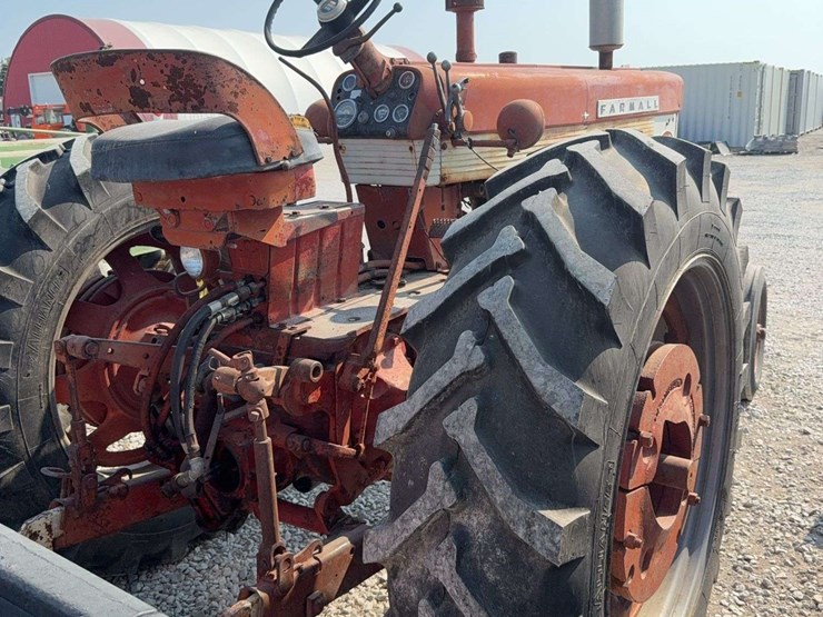 farmall-560-wide-front-end-tractor,-runs-but-needs-work-image-8