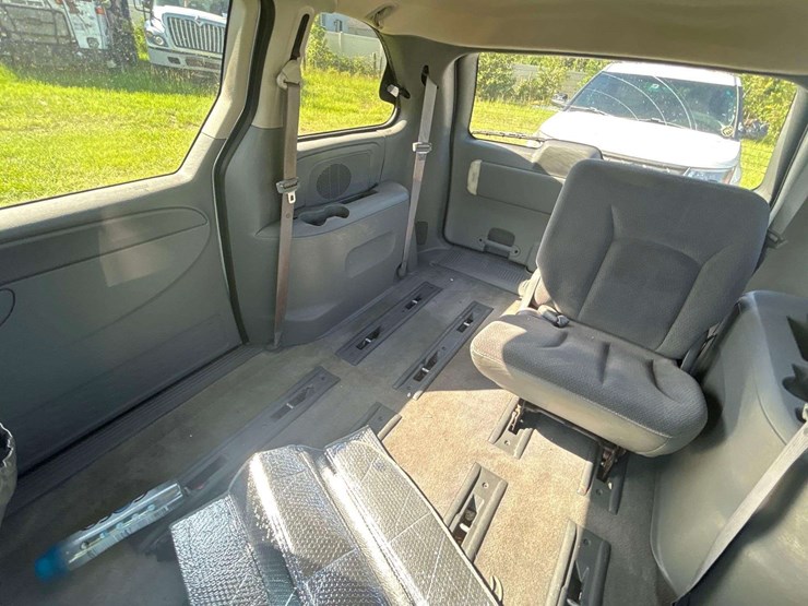2005-dodge-caravan-image-13