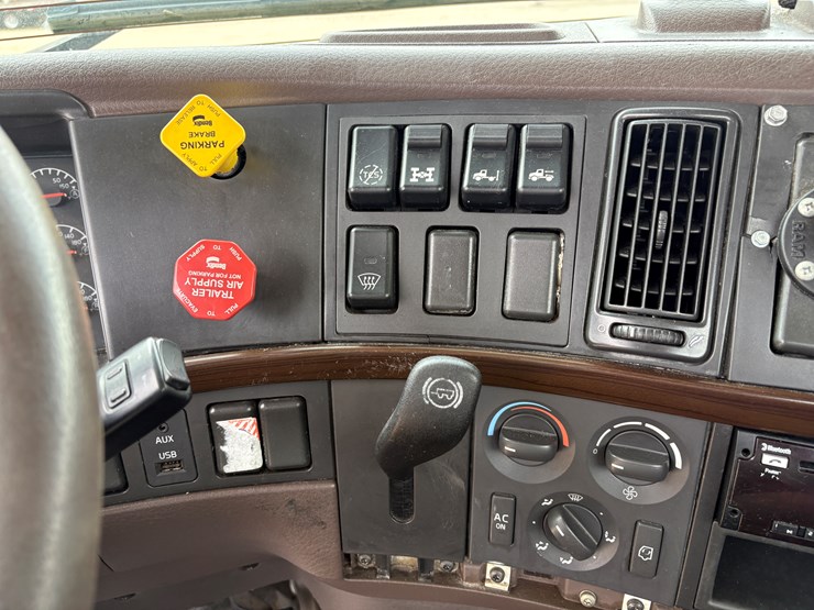 #78680-•-2014-volvo-vnm-truck-tractor-image-31