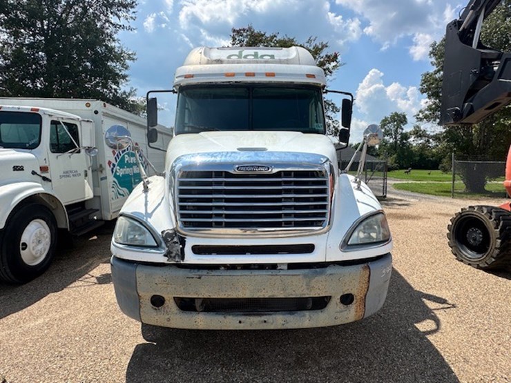 #22942-•-2005-freightliner-image-6