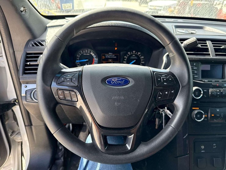 2016-ford-explorer-image-15
