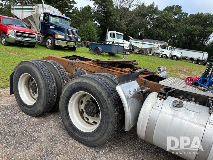 2002-peterbilt-379-image-49
