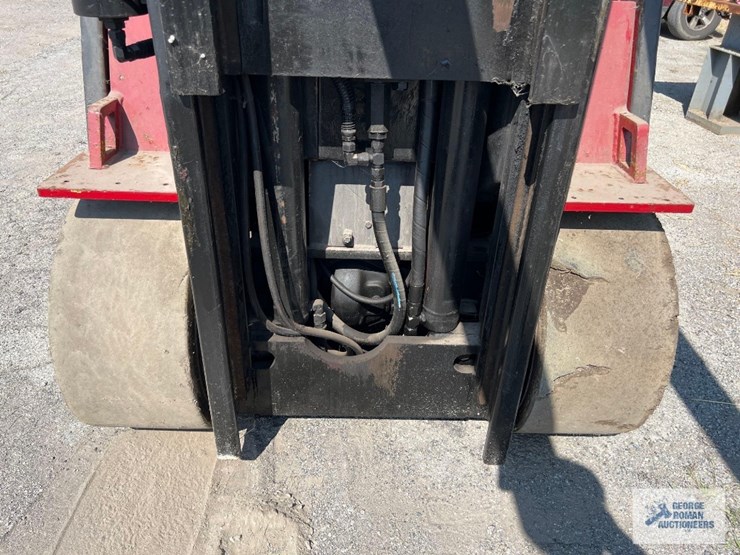 cat-15000#-model-150d5-propane-forklift.-forks:-5'-long-by-6"-wide-by-2-1/2"-thick.-lifting-height-image-9