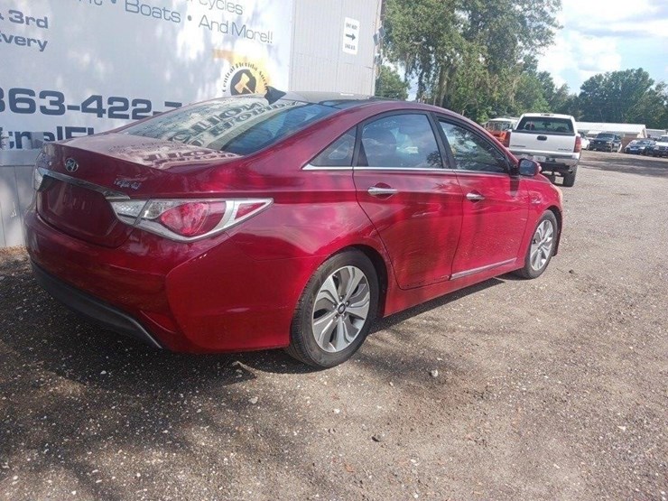2013-hyundai-sonata-hybrid-base-runs/moves-image-8