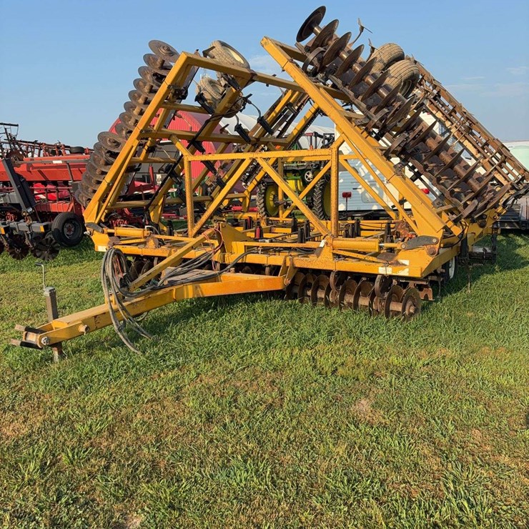 Landoll tilloll 876, 35ft, 3 bar harrow with beater, walking tandem, updated reel savers