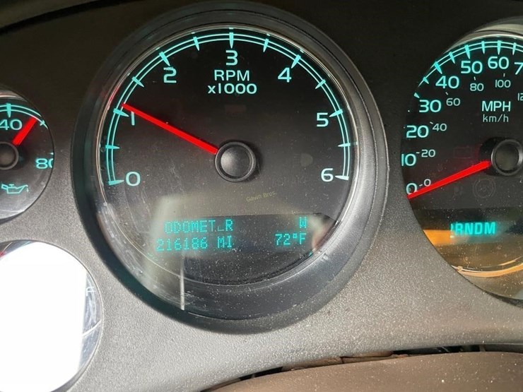 2010-chevrolet-suburban-image-18