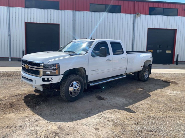 2012-chevrolet-3500-image-2
