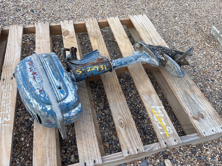#22931-•-pallet-with-antique-3hp-evinrude-outboard-motor-image-1