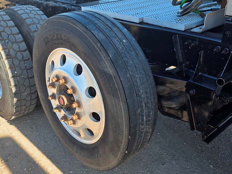 2020-peterbilt-567-image-15