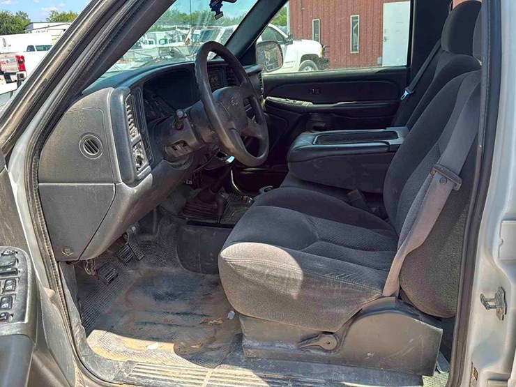 2005-chevrolet-silverado-image-8