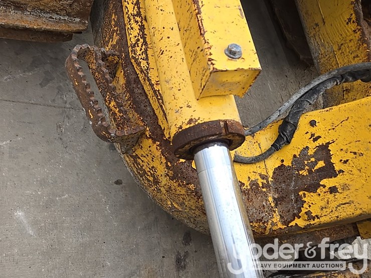 2020-komatsu-d61px-24-image-40