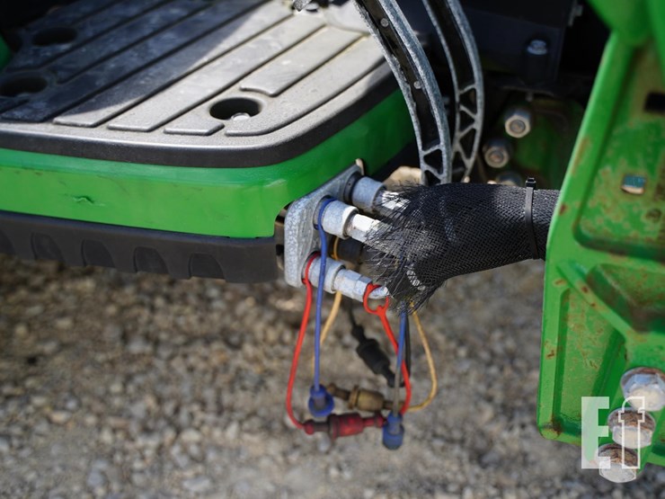 2018-john-deere-1025r-image-14