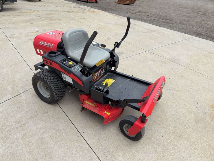 2015-graveley-zero-turn-mower-image-2