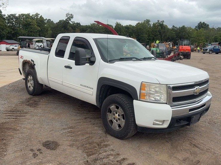2011-chevrolet-silverado-image-2