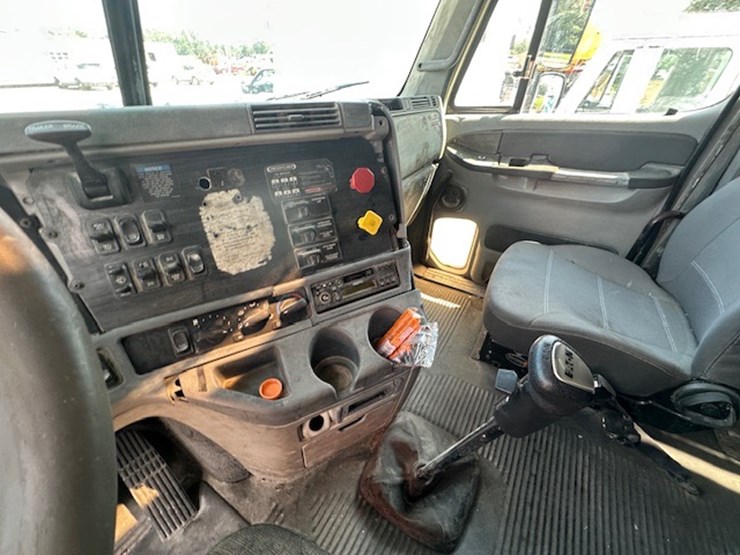#22942-•-2005-freightliner-image-55