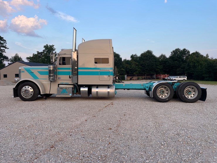 2022-peterbilt-389-image-6