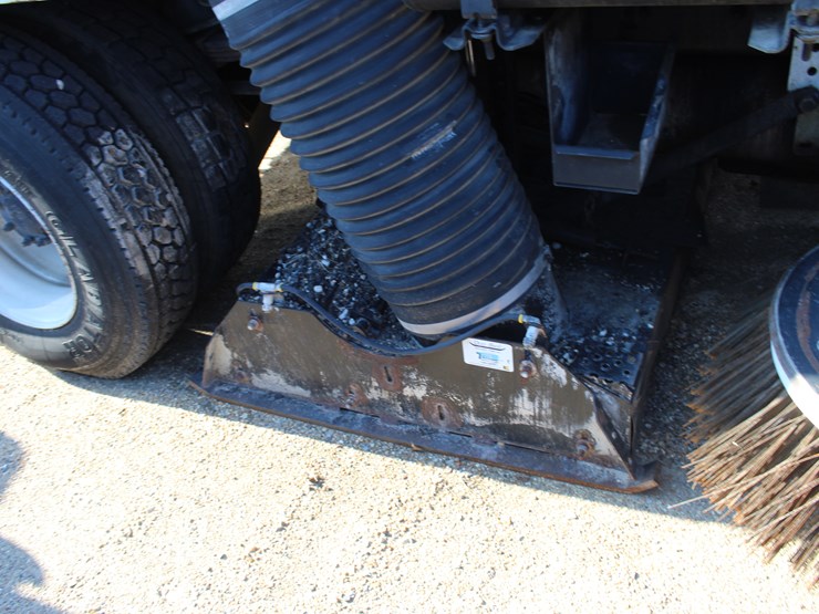 2005-freightliner-fl70-image-12