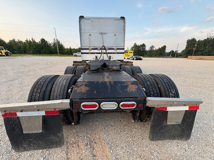 peterbilt-389-image-6