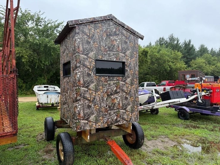 5'x5'-tin-deer-stand-on-wagon-image-3
