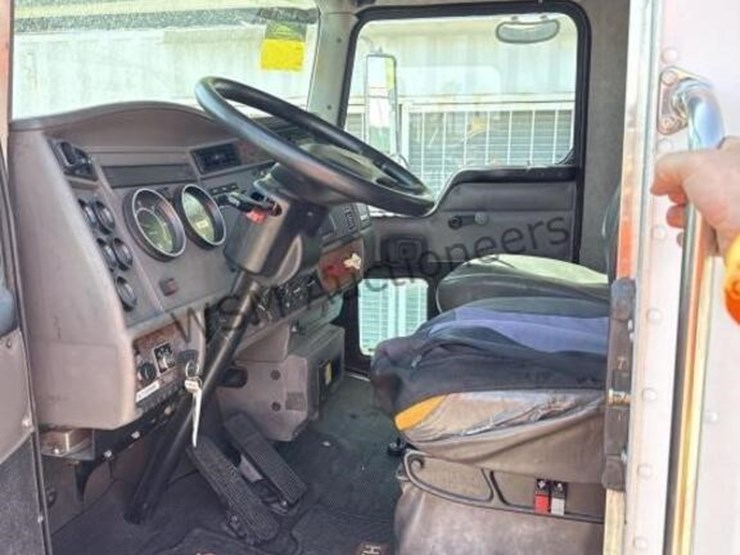 2006-kenworth-t300-image-26