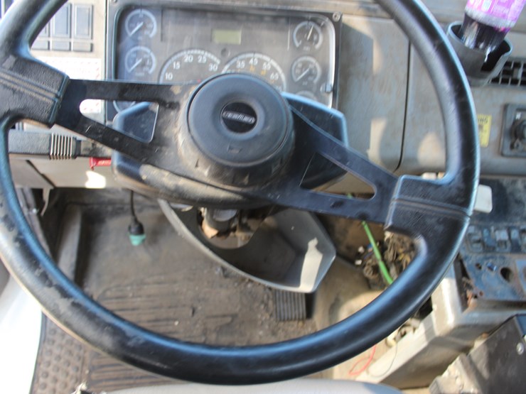 2005-freightliner-fl70-image-19