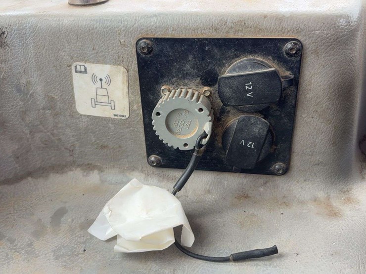 2013-caterpillar-d6t-xw-image-52