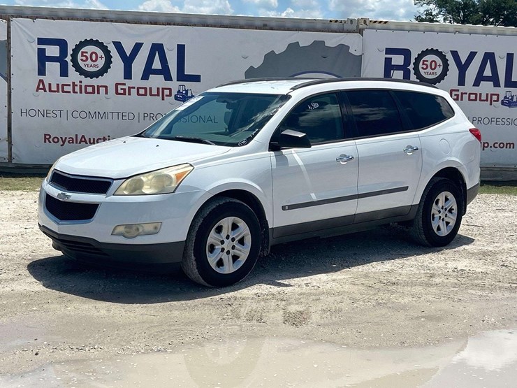 2009-chevrolet-traverse-ls-image-1