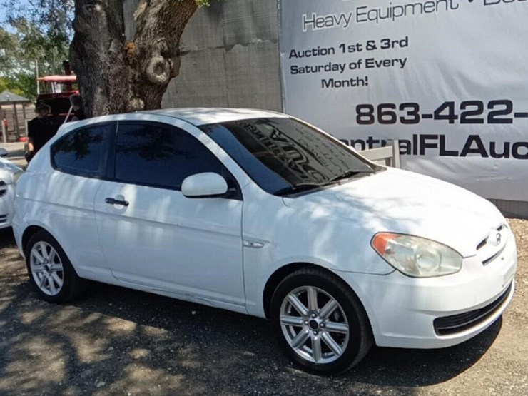 2010-hyundai-accent-runs/moves-gs-image-2