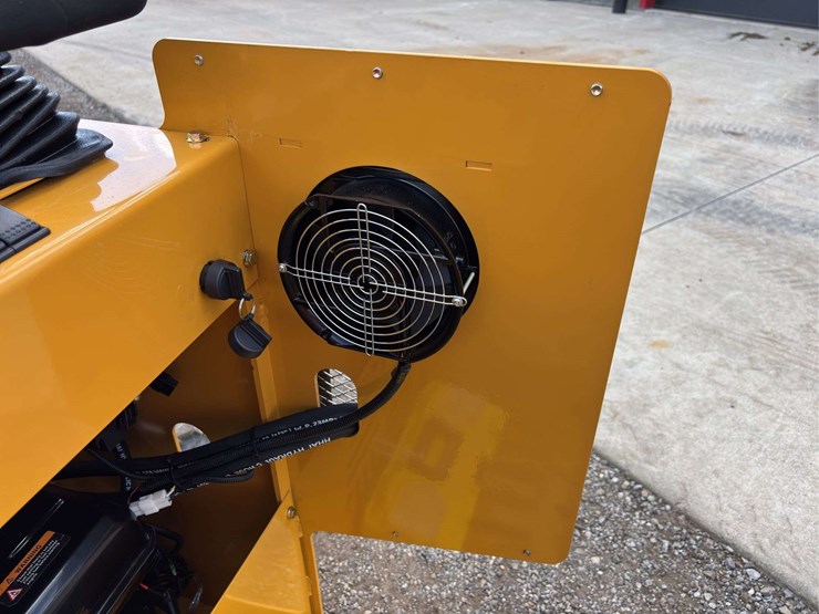 sdll30-stand-on-skid-loader-image-9