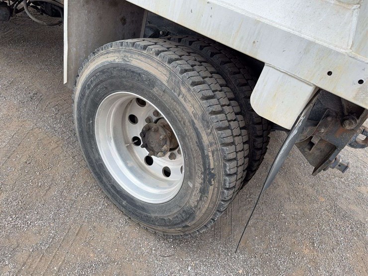 2001-kenworth-t300-image-9