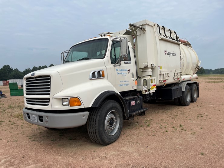 #4727-•-1998-ford-louisville-super-sucker-vac-truck-(wi-title-in-delay)-image-1