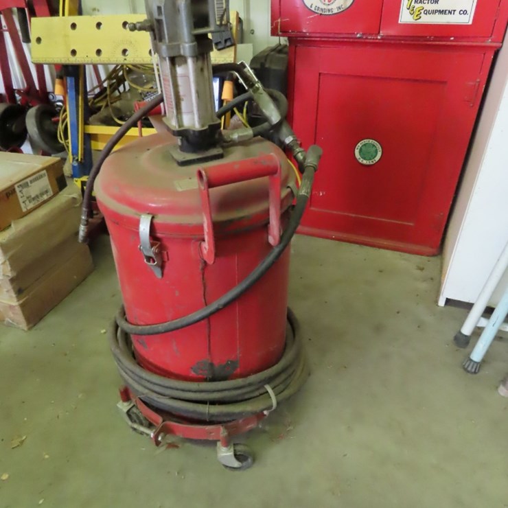 Power Luber Rolling Pneumatic Greaser and Gun